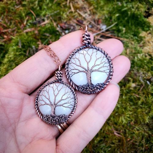 Pendentifs en lait maternel avec symbole arbre de vie en fil de cuivre, représentant la croissance, la maternité et le lien entre la mère et l’enfant