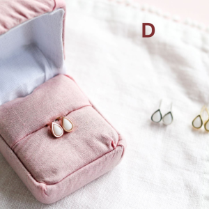 Boucles d'oreilles en lait maternel en forme de goutte, bijoux personnalisés souvenir d'allaitement, créations réalisable avec le kit DIY.