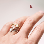 Bague en lait maternel faite main, souvenir d'allaitement, création artisanale personnalisée pour jeune maman.