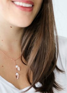 Collier en lait maternel avec pendentif plumes et perles blanches, symbole de douceur, de liberté et du lien mère-enfant