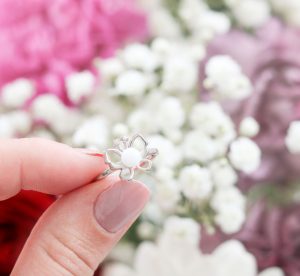 Bague en forme de papillon avec perle de lait maternel au centre, symbole de transformation, de renaissance et de maternité