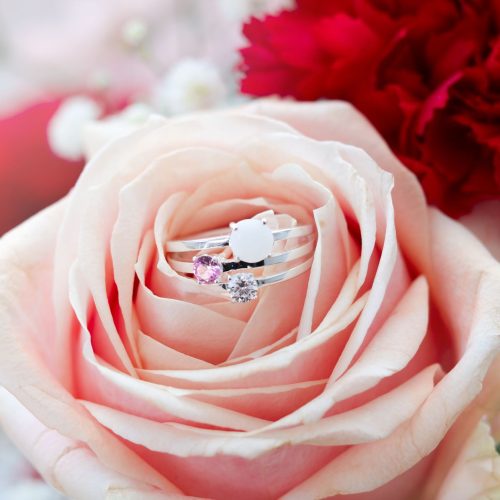 Bague avec une perle de lait maternel et pierre de naissance