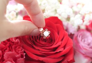 Bague en forme de fleur avec perle de lait maternel au cœur, symbole d’épanouissement, d’amour et de maternité