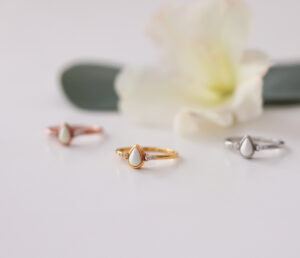 Bagues en or rose, or jaune, or blanc et argent avec perle de lait maternel et pierre de naissance.