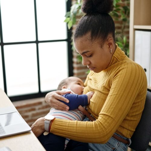 Jeune maman allaitant son bébé au travail