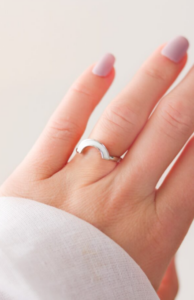 Bague arc en ciel minimaliste en lait maternel portée à la main, symbole de bébé arc-en-ciel, d’espoir et de renaissance après une perte